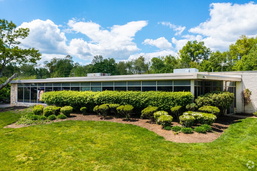 More Photos Of 260 New York Dr, Fort Washington Flex For Sale