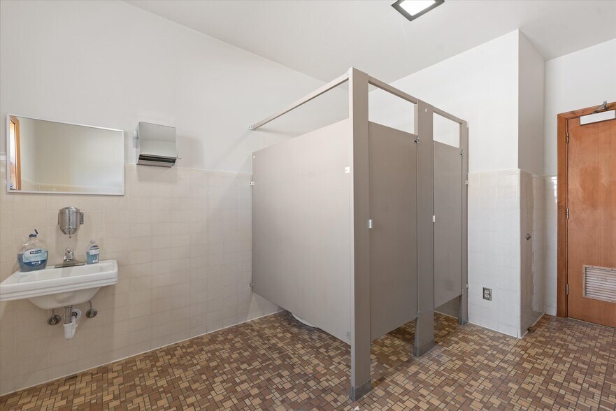 More Photos Of 1050 S Bridge St, Baker City Office For Sale