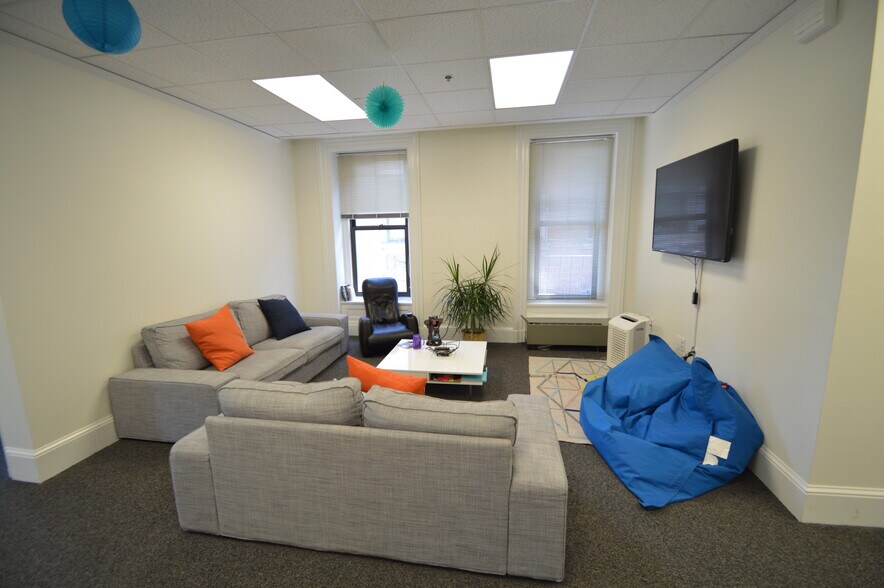 More Photos Of 2 Park Plz, Boston Office For Lease