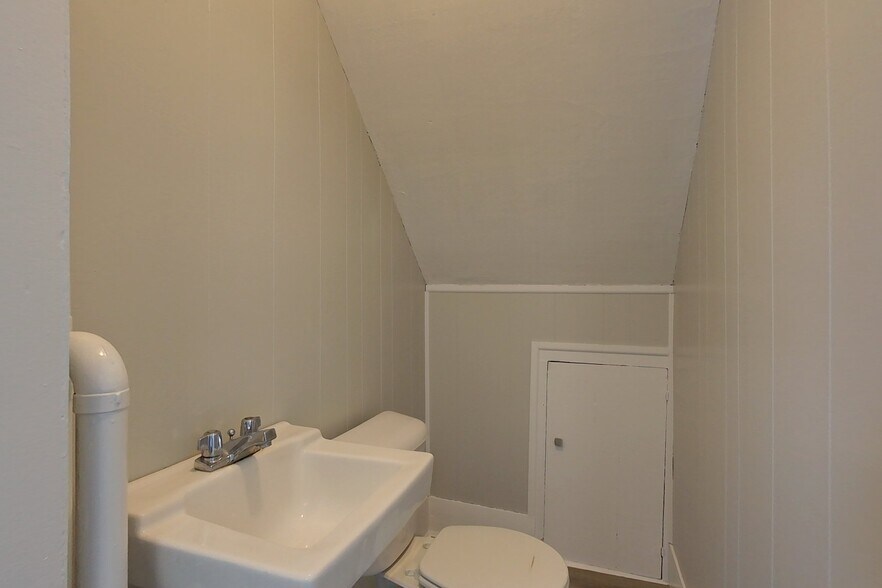 More Photos Of 7 Elm St, Townsend Office For Lease
