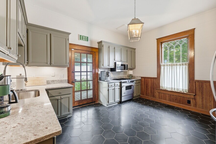 More Photos Of 610 Candler St, Gainesville Medical For Sale