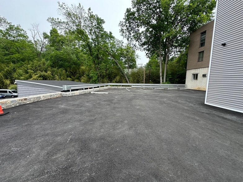 More Photos Of 169 W Putnam Ave, Greenwich Freestanding For Lease