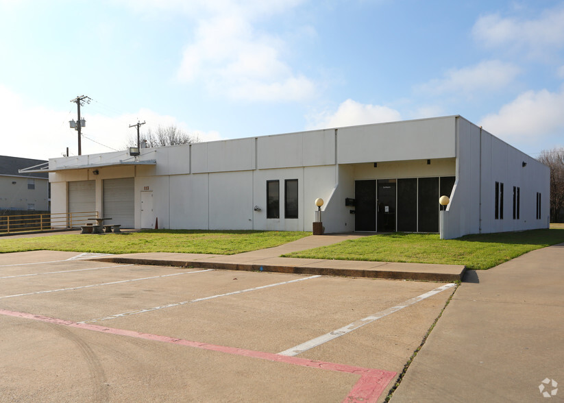 Primary Photo Of 113 NW Hillery St, Burleson Warehouse For Lease