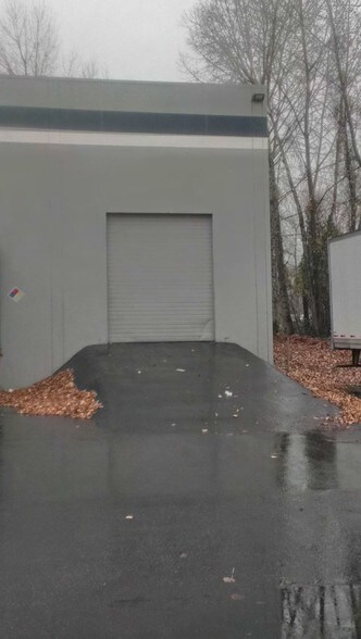 More Photos Of 2730 NE Riverside Way, Portland Warehouse For Lease
