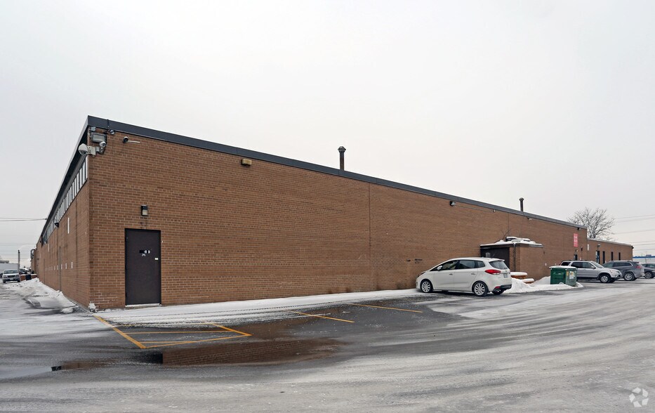 More Photos Of 125 Norfinch Dr, Toronto Light Manufacturing For Lease