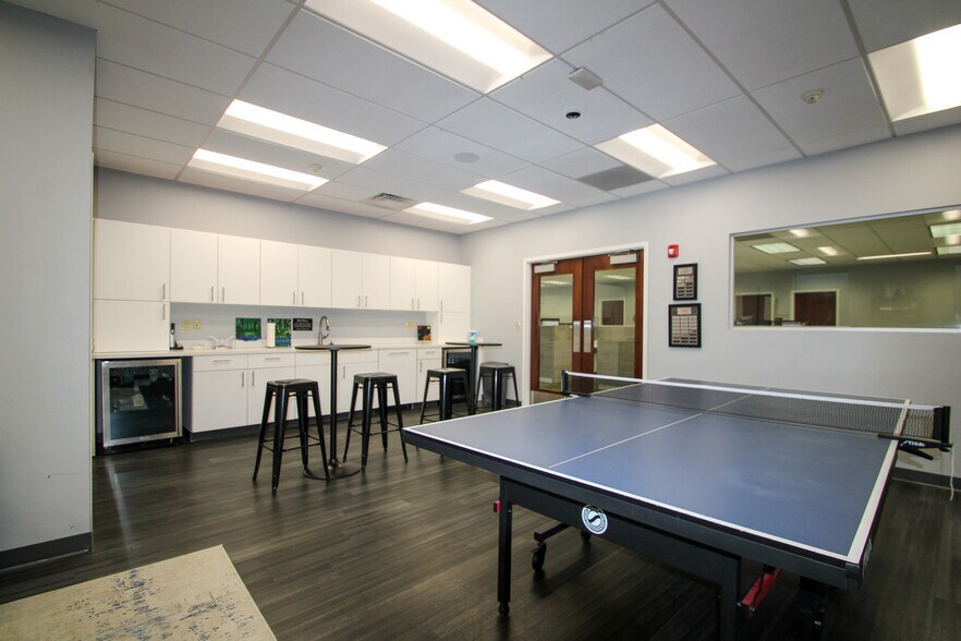More Photos Of 9911 Shelbyville Rd, Louisville Office For Lease