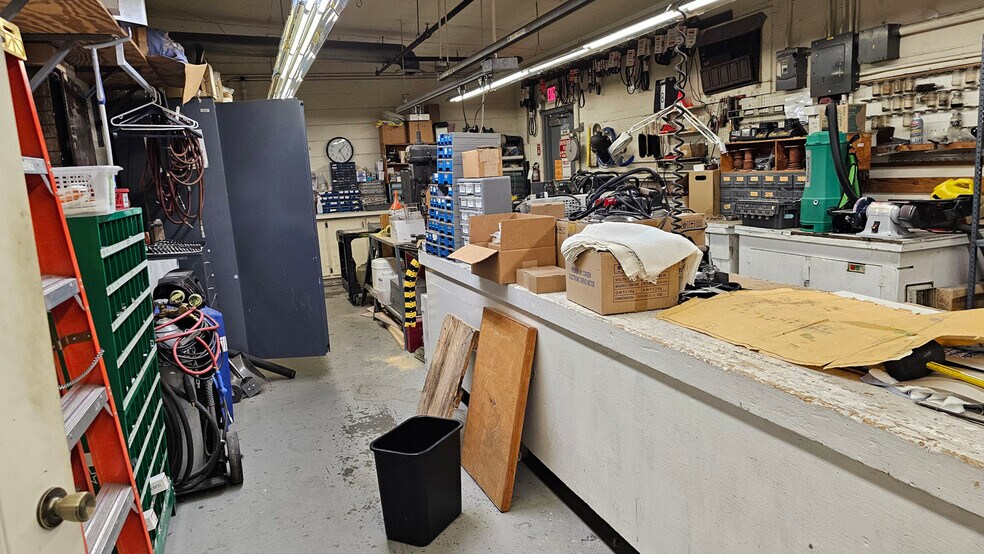 More Photos Of 120 S Church Ave, Garland Manufacturing For Lease