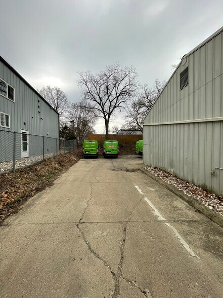 More Photos Of 955 Grace St, Elgin Warehouse For Lease