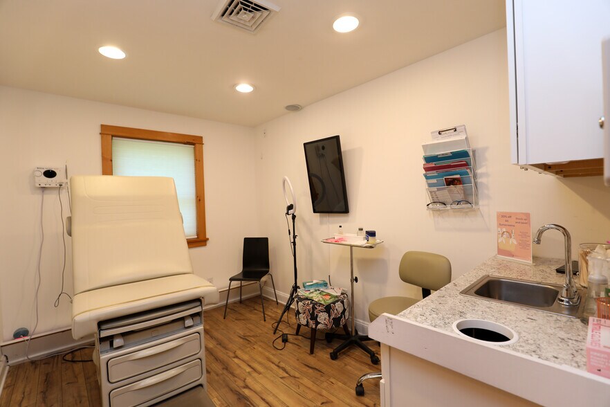More Photos Of 216 Rt. 32, New Paltz Medical For Sale