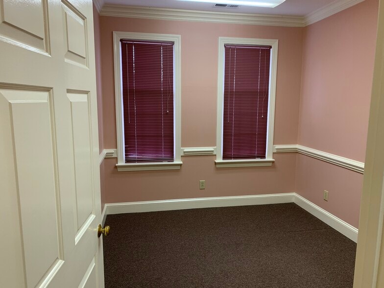 More Photos Of 211 E Six Forks Rd, Raleigh Loft Creative Space For Sale