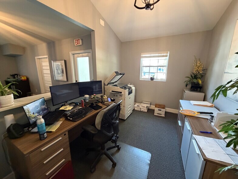 More Photos Of 3714 W Horatio St, Tampa Office For Sale