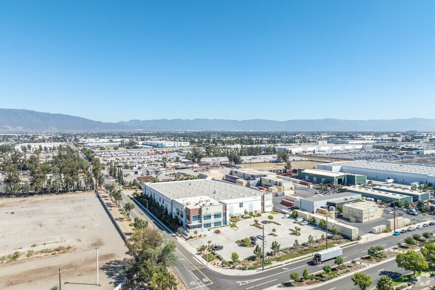 More Photos Of 11253 Redwood Ave, Fontana Warehouse For Lease