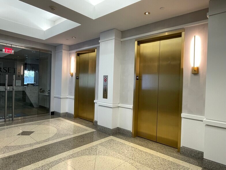 More Photos Of 3925 River Crossing Pky, Indianapolis Office For Lease