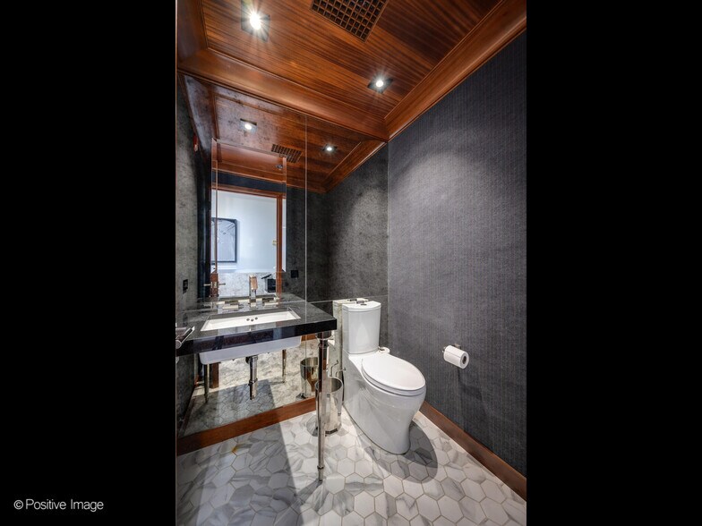 More Photos Of 610-642 Anthony Trl, Northbrook Light Distribution For Sale