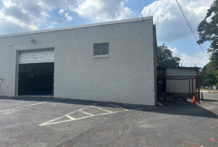 Primary Photo Of 225 Laredo Dr, Decatur Light Distribution For Lease