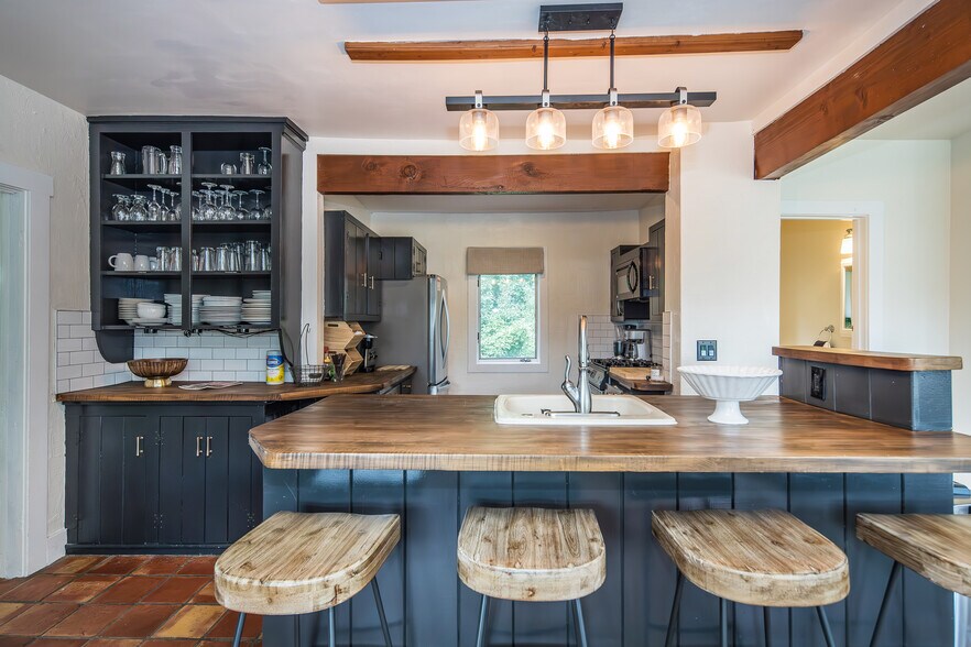 More Photos Of 54 Red Clover Ln, Mendon Hotel For Sale