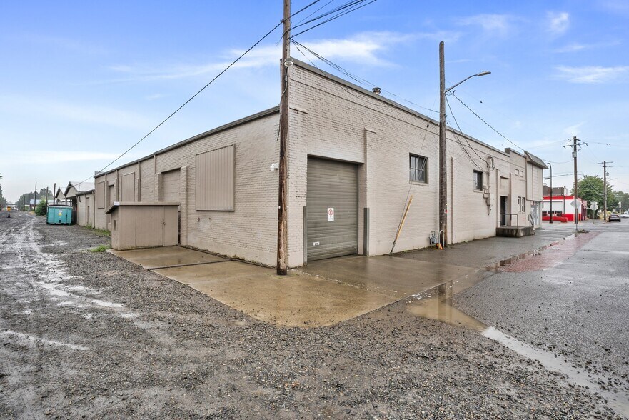 More Photos Of 300 S Tower Ave, Centralia Storefront Retail Office For Sale