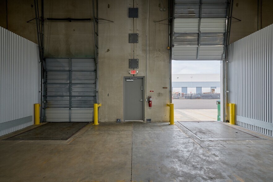 More Photos Of 1255 La Quinta Dr, Orlando Warehouse For Lease