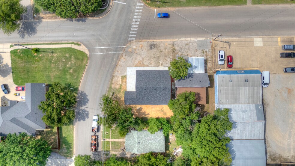 More Photos Of 4700 Barbara Rd, River Oaks Office For Sale