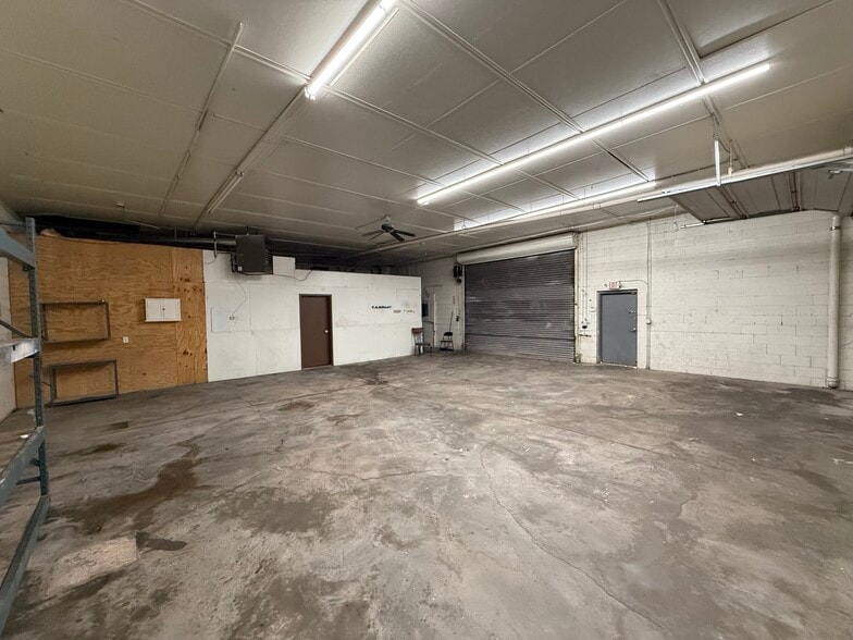 More Photos Of 21012 Aurora Rd, Bedford Showroom For Lease