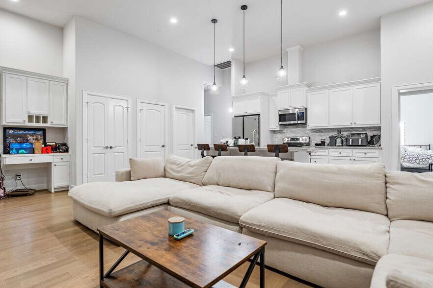 More Photos Of 5902 Winsome Ln, Houston Office Residential For Sale