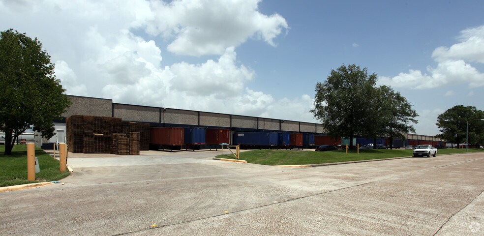 More Photos Of 9033-9055 Spikewood Dr, Houston Warehouse For Lease