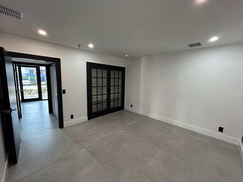 More Photos Of 2100 E Commercial Blvd, Fort Lauderdale Storefront Retail Office For Lease