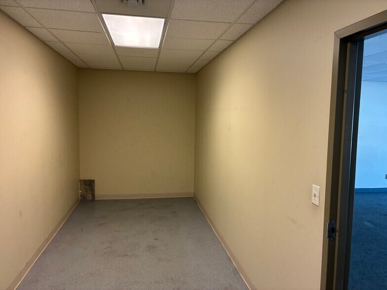 More Photos Of 160 S Turnpike Rd, Wallingford Light Distribution For Lease