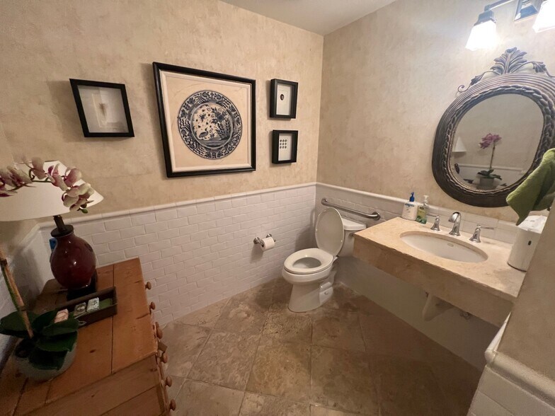 More Photos Of 12010 US Highway 1, North Palm Beach Medical For Sale