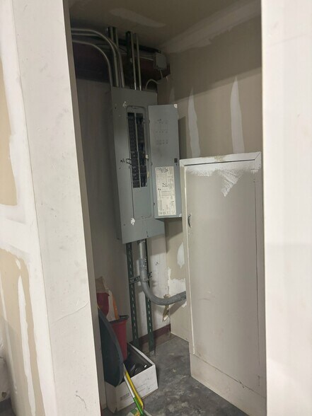 More Photos Of 1035 E 23rd St, Lawrence Warehouse For Lease