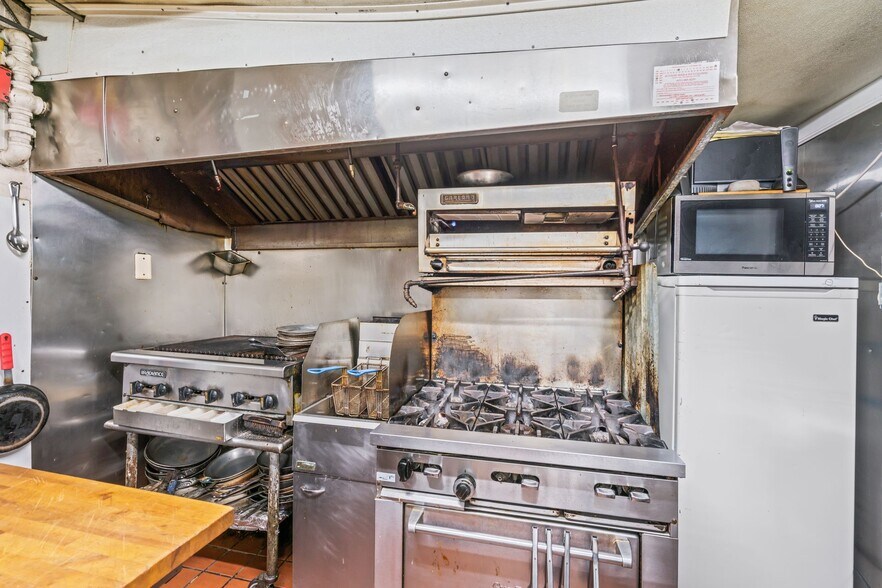More Photos Of 8 Wall St, Huntington Restaurant For Sale