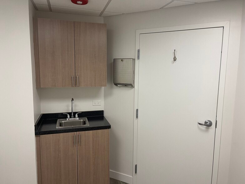 More Photos Of 114 W Rockland Rd, Libertyville Office For Lease
