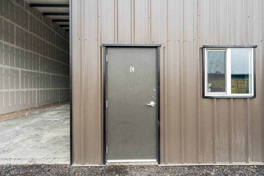 More Photos Of 954 Ort Ln, Merlin Warehouse For Lease