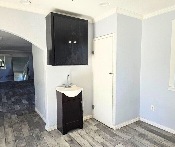More Photos Of 607 W Martin Luther King Jr. St, Bryan Office For Sale
