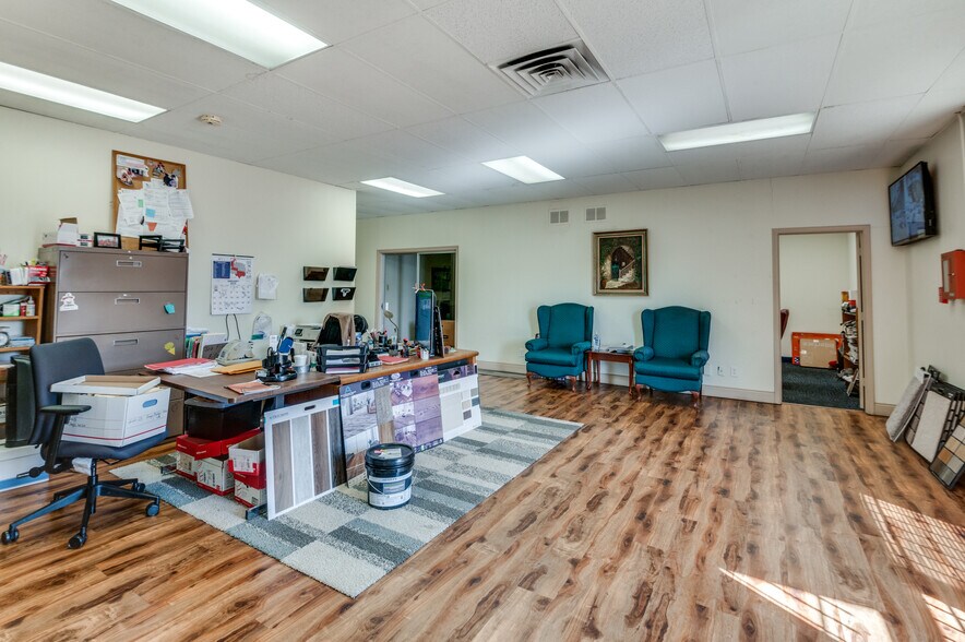 More Photos Of 1321 Regal Row, Dallas Warehouse For Sale