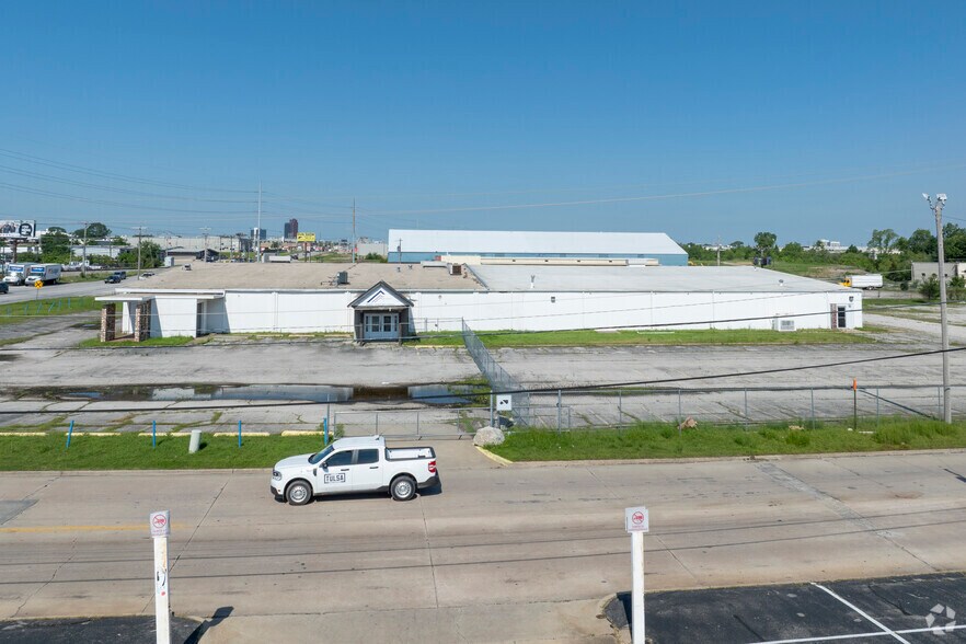 More Photos Of 7727 E 41st St, Tulsa Industrial For Sale