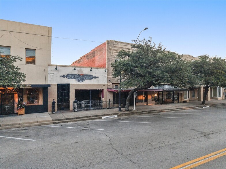 More Photos Of 107 S Beaton St, Corsicana Storefront For Sale