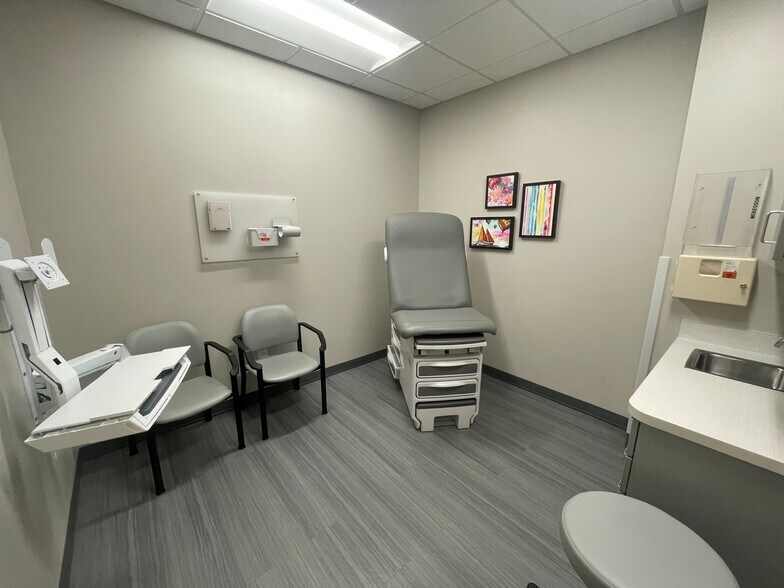 More Photos Of 10649 Bennett Pky, Zionsville Medical For Lease