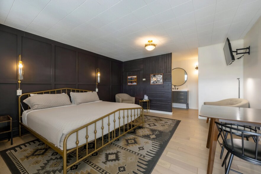 More Photos Of 207 Elm St, Leadville Hotel For Sale