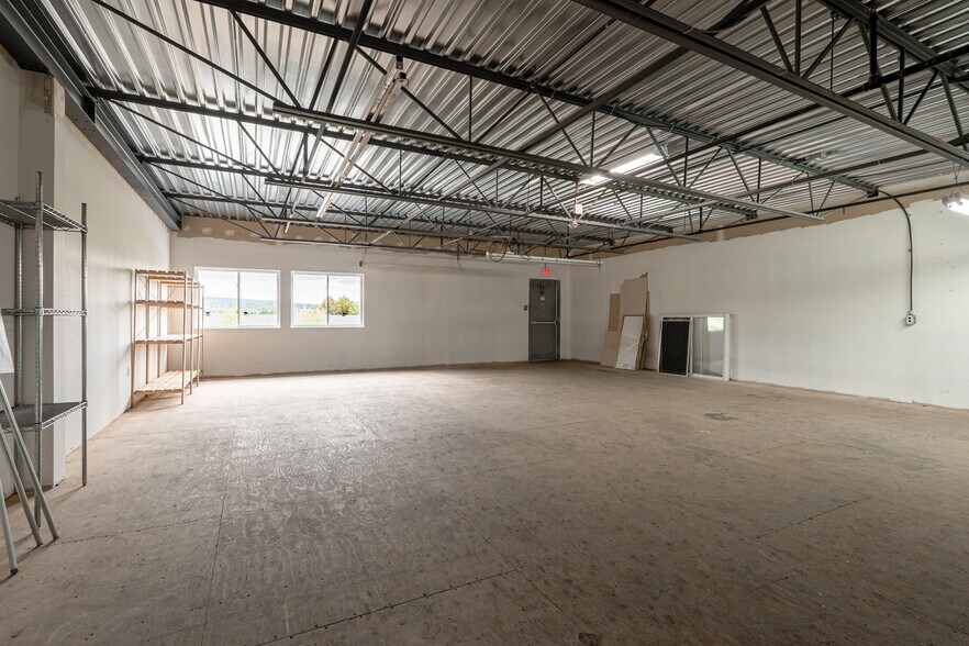 More Photos Of 60 Rue Sheard, Coaticook Industrial For Sale