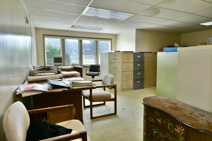 More Photos Of 696 Valley View Dr, Brookfield Office For Sale