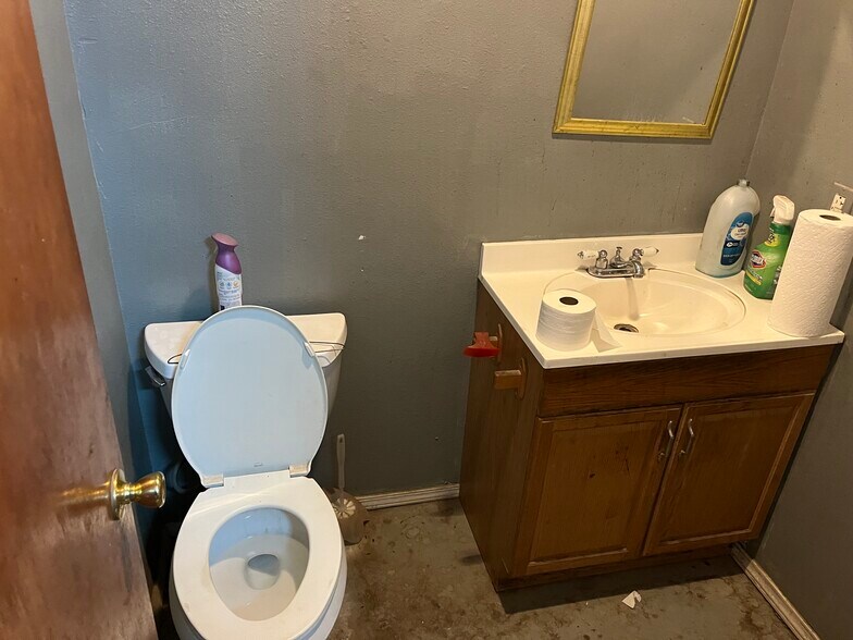 More Photos Of 1202 Cherokee St, Lindsay Auto Repair For Sale