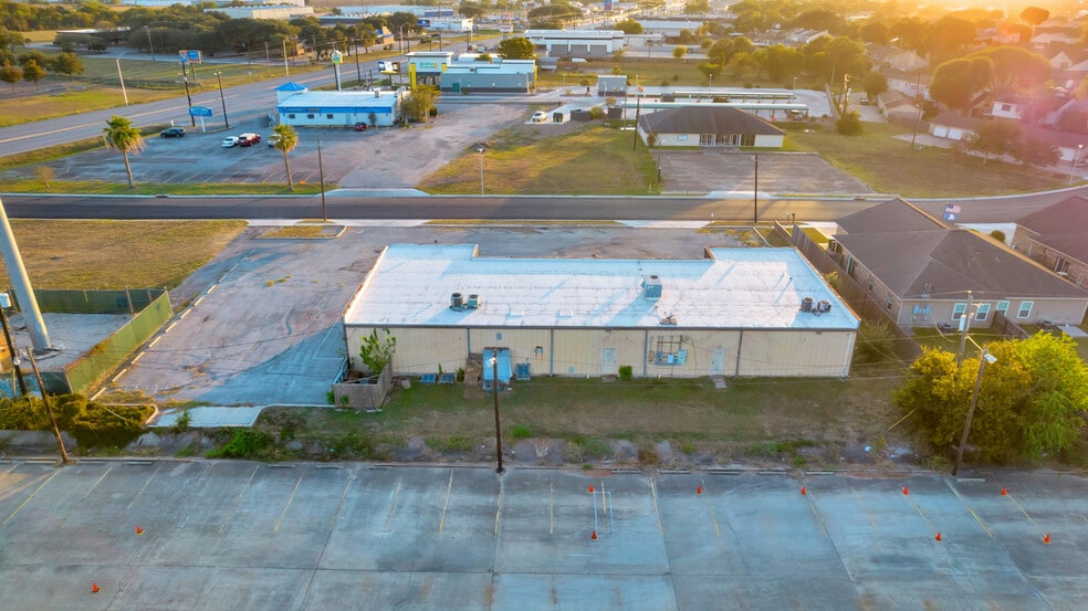 More Photos Of 104 Teakwood Dr, Victoria Medical For Sale