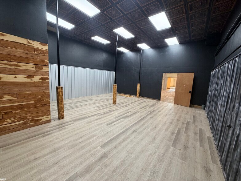 More Photos Of 208 N Main St, Kingfisher Storefront For Sale