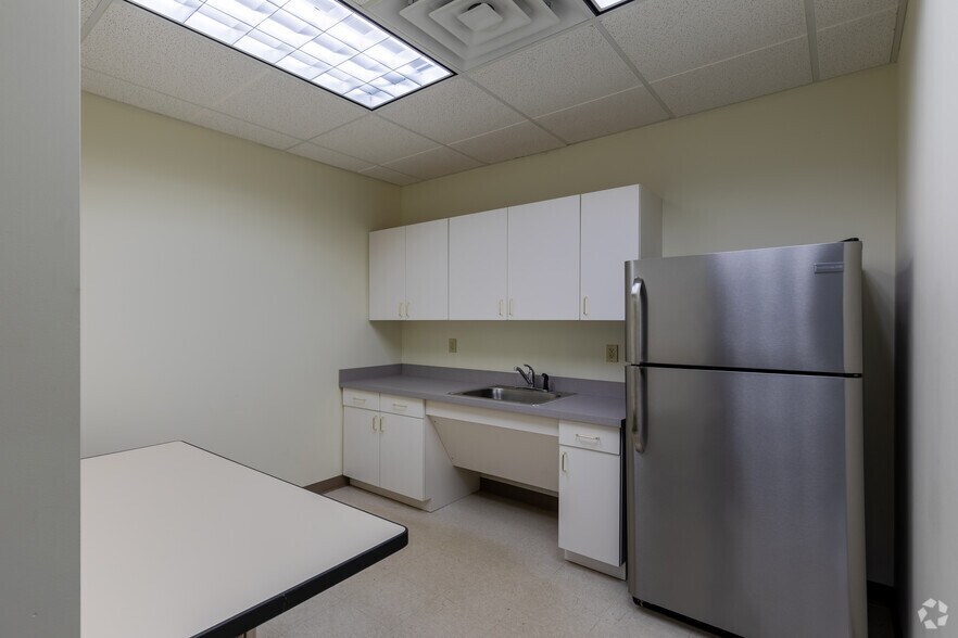 More Photos Of 10400 Linn Station Rd, Louisville Office For Lease