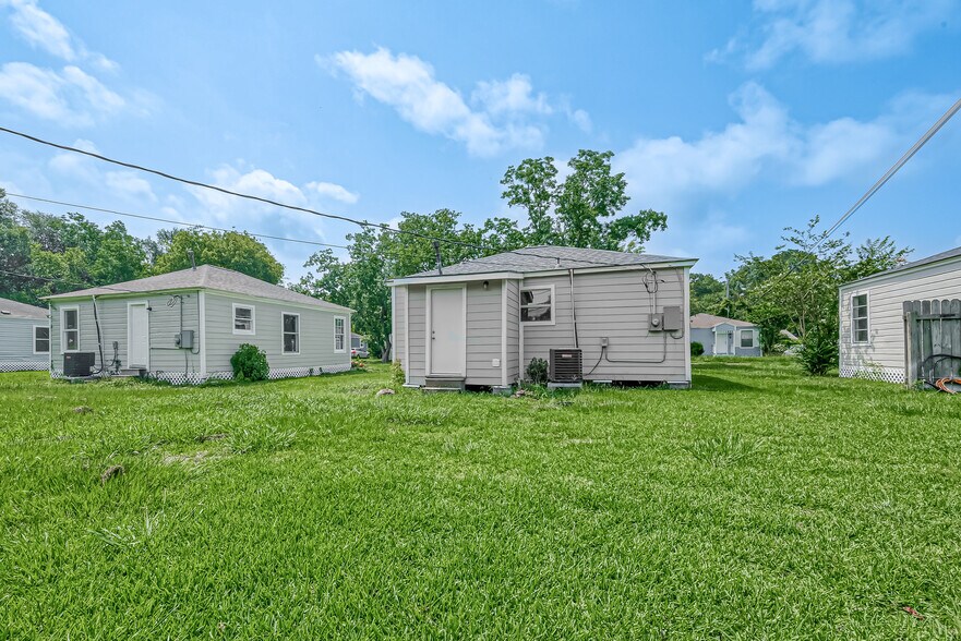 More Photos Of 2207 1/2 Cedar Bayou Rd, Baytown Apartments For Sale