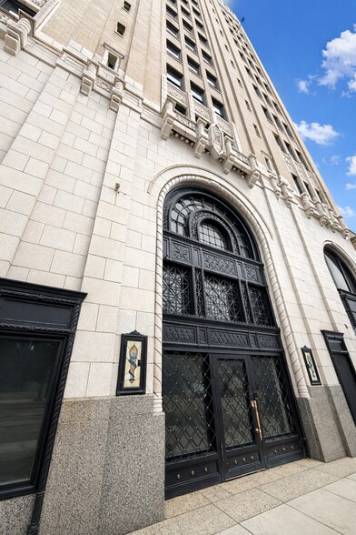 More Photos Of 28 N Saginaw St, Pontiac Office For Lease