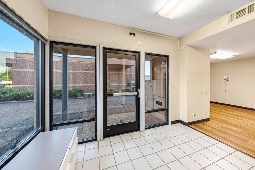 More Photos Of 735 SE 7th St, Grants Pass Office For Sale