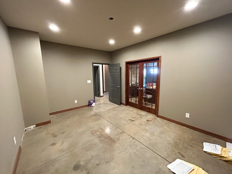 More Photos Of 1531 N Commercial Rd, Nixa Warehouse For Lease