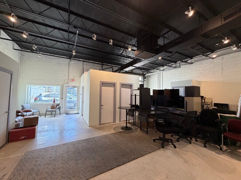 More Photos Of 3241-3249 NW 38th St, Miami Manufacturing For Sale